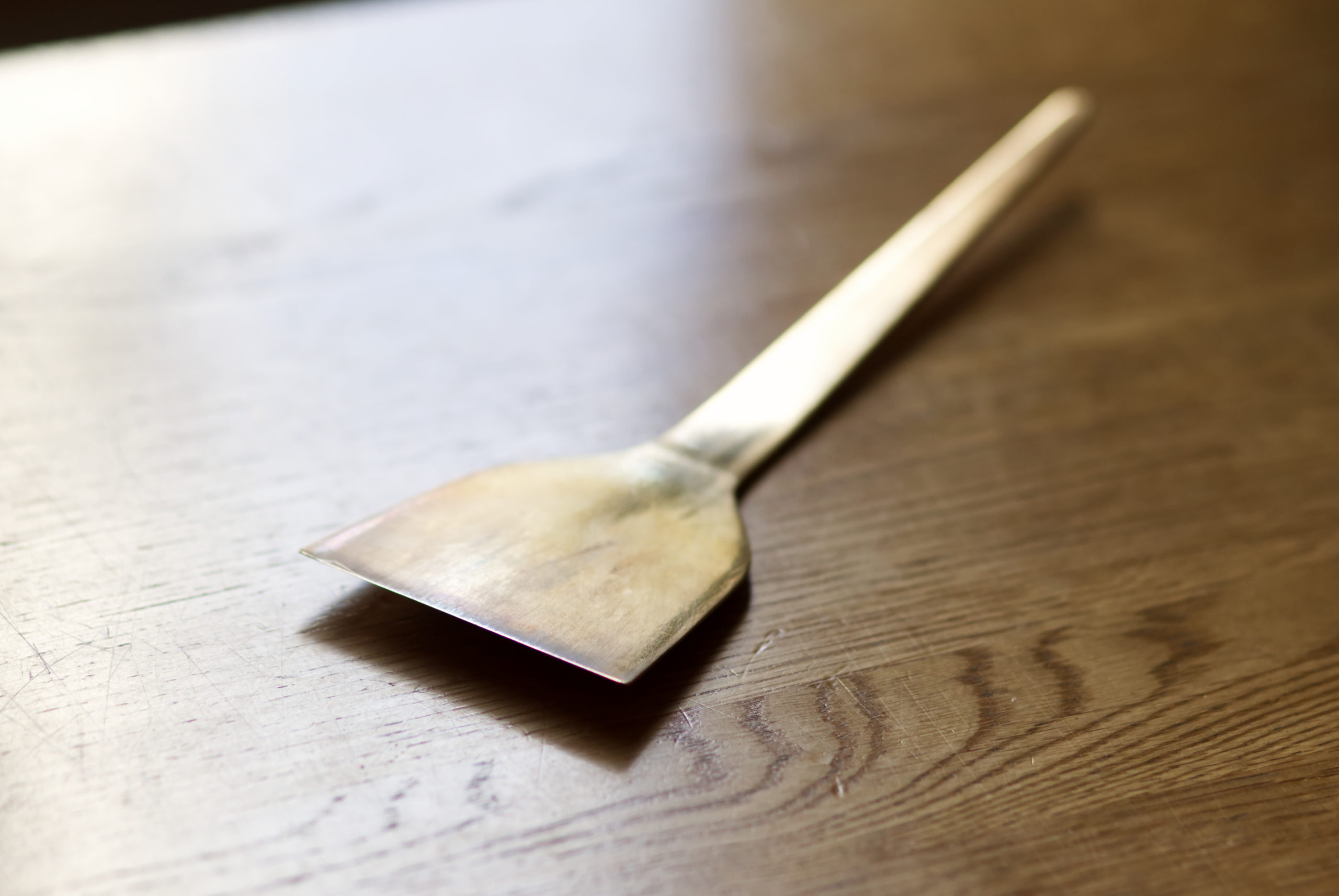 Ancienne spatule à pâtisserie estampillée Le Tip disque d'or